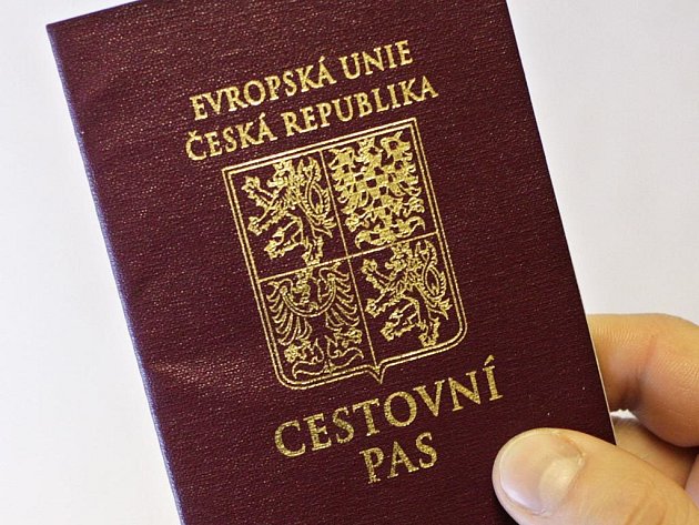 Fronty žadatelů o cestovní pas se před prázdninami prodlužují