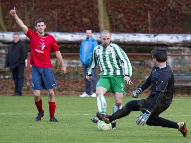 Velké Hamry doma přestřílely Hejnice (v červeném) 5:0.