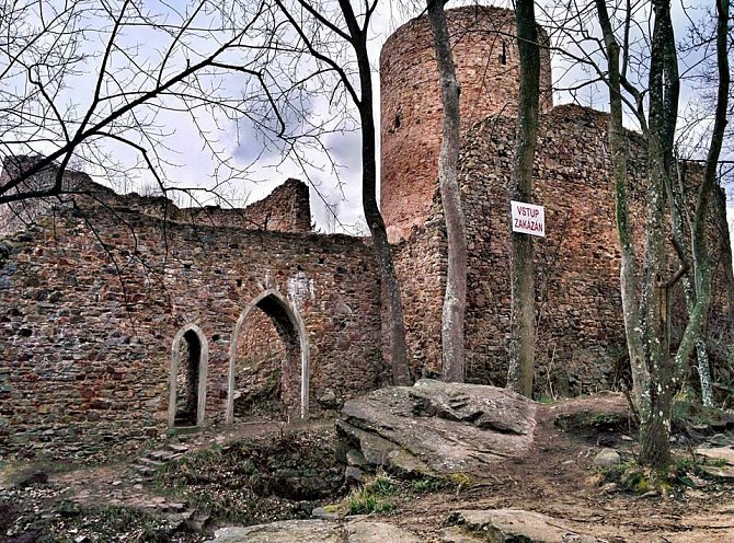 Brdy skrývají i zříceninu hradu Valdek.