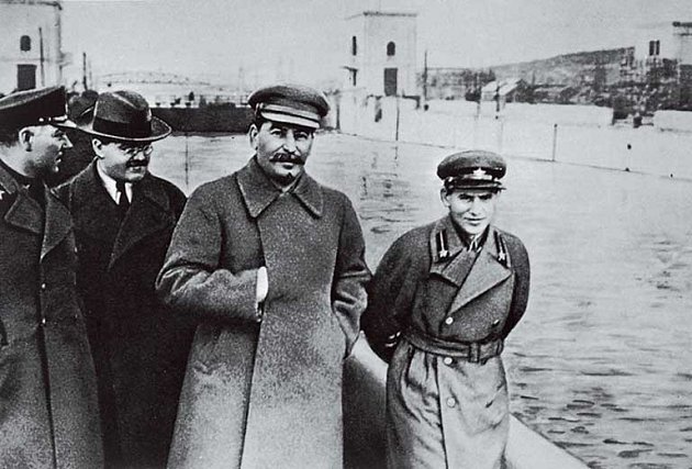 Sovětský diktátor Josif Vissarionovič Stalin roku 1937 při inspekci Bělomořského kanálu