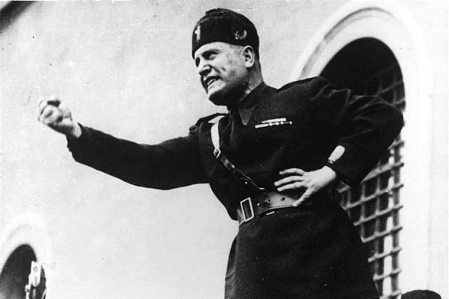 Řečnící italský fašistický diktátor Benito Mussolini v roce 1930