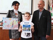 Slavnostní vyhlášení výsledků soutěže na lounské radnici. Iveta Kardianová a Radovan Šabata předávají ceny za 2. místo, které obsadila družina při ZŠ Školní v Lounech.