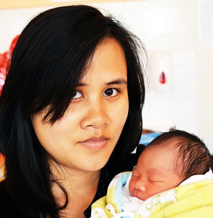 Mamince Nguyen <b>Thi Hue</b> z Teplic se 13. června v teplické porodnici narodila <b>...</b> - thi-hue_galerie-980