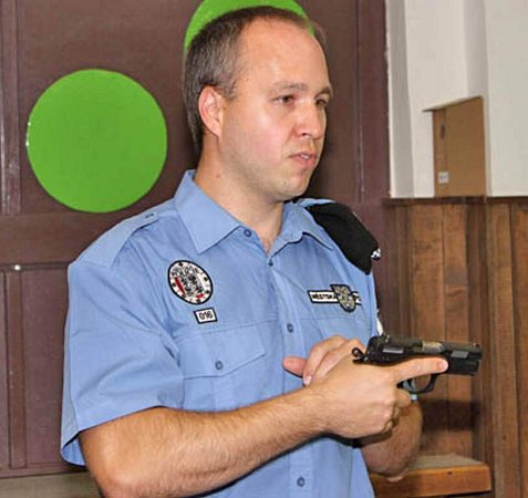 VÝZBROJ. Preventista městské policie Václav Kubaň dětem ukázal vybavení strážníků.