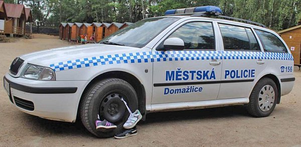 Táborníci prokázali smysl pro humor, na služební auto strážníků nasadili hned tři botičky.