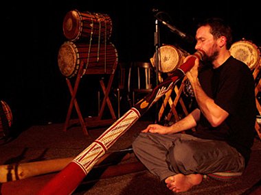 ONDŘEJ SMEYKAL. Své didgeridoo rozezní v pátek v Lomečku. 