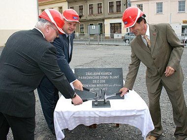 Poklepání na základní kámen parkovacího domu ve Slaném. Vpravo starosta města Ivo Rubík