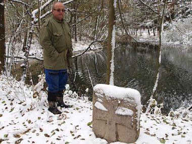 Smírčí kříž s prvním letošním sněhem vrátil opět na své místo na hrázi Horních Kladin Josef Hodač (na snímku). 