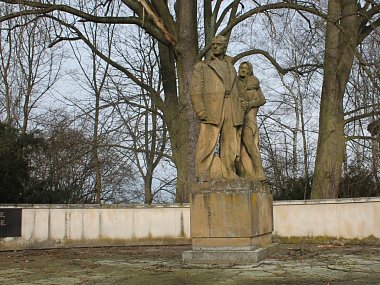 Pomník v Leskovicích připomíná masakr z roku 1945