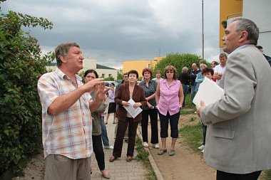 Při červnovém jednání v Mírové ulici diskutoval se starostou Bohumilem Petráškem (vpravo) vlastník pozemků Josef Matoušek (vlevo).