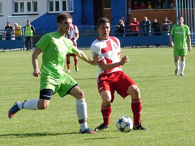 Vsetín (červenobílé dresy) doma porazili Vlachovice 5:0.