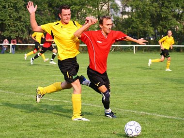 Do Podlesí přijela Juřinka a 350 diváků vidělo vyrovnaný duel a jednu branku. Domácí (žluté dresy) nakonec zvítězili 1:0.