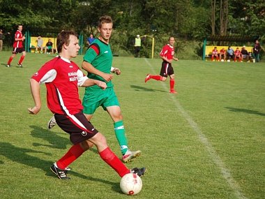 Zápas 1. A třídy mezi domácí Vidčí a Hovězím (červené dresy) moc fotbalové krásy nenabídl. Domácí ale doslova vybojovali tři body v závěru a vyhráli 2:1.