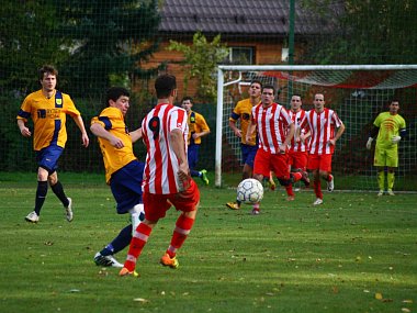 Fotbalisté Podlesí (červenobílé dresy) doma prohráli se Štítnou po penaltách 1:2.