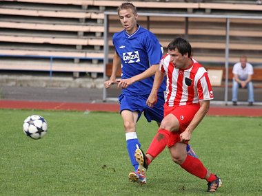 Fotbalisté Valašského Meziříčí B (modré dresy) doma vysoko prohráli s Podlesím (0:5).