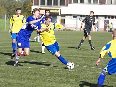 Fotbalisté Valašského Meziříčí B (modré dresy) doma vybojovali tři body s Brumovem B (2:1). 