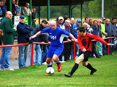 V Juřince se hrálo meziříčské derby – přijel Valmez B. Ten v zápase vedl 0:2, ale domácí (červené dresy) mohutným finišem vyrovnali.