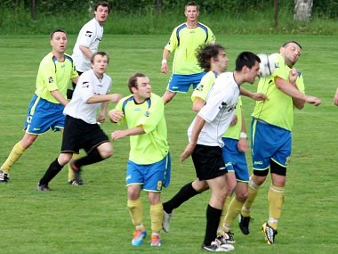 Fotbalisté Kelče (žluté dresy) remizovali s Podkopnou Lhotou 1:1. 