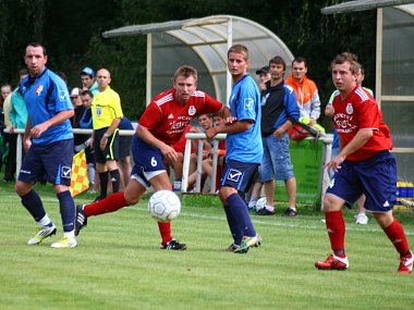 Fotbalisté Podlesí (modré dresy) urvali s Valašskými Klobouky dva body po penaltách. 