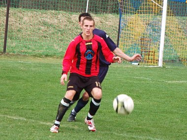 Fotbalisté Juřinky (červené dresy) chtěli v domácím prostředí potvrdit tři cenné body z Hutiska. V zápase nakonec branka nepadla.