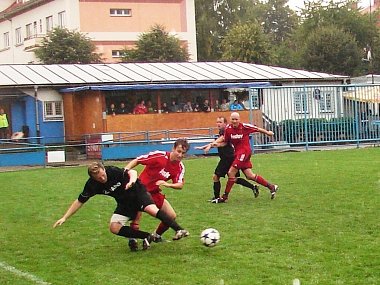 Fotbalisté Vsetína (červené dresy) doma po boji porazili Zubří 4:3.