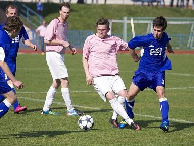 Fotbalisté Valašského Meziříčí B (modré dresy) v prvním jarním utkání doma porazili Zubří 5:0. 