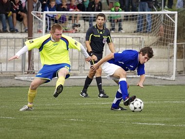 V utkání 1. A třídy Valašské Meziříčí B (modré dresy) doma padlo s Kelčí 0:1. 