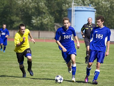 V utkání 1. A třídy fotbalisté Valašského Meziříčí (modré dresy) doma prohráli s Juřinkou 2:4. 