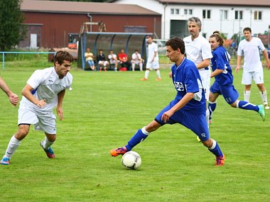 Fotbalisté Hrachovce (bílé dresy) doma prohráli s Valašským Meziříčí B 0:1. 