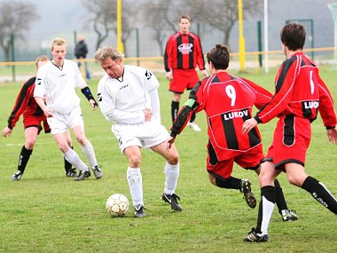 Fotbalisté Dolní Bečvy (bílé dresy) prohráli v Lukově 0:4. 