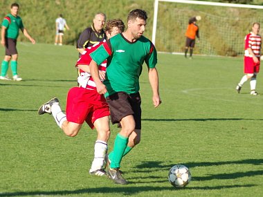 V utkání 1. A třídy Vidče (zelené dresy) - Hutisko Solanec se radovali z výhry 1:0 domácí fotbalisté. 