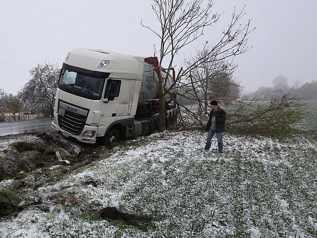 Sníh způsobil desítky nehod, při jedné zemřel řidič náklaďáku