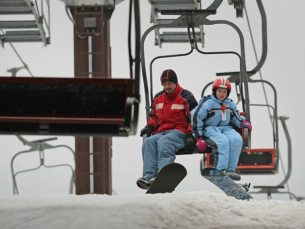 Na Vysočině si lyžaři mohou půjčit vybavení u svahů i ve městech