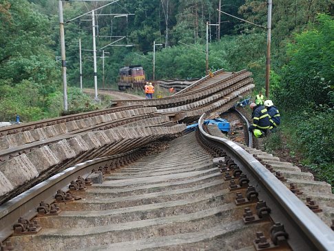 U Golčova Jeníkova vykolejil nákladní vlak. Náklad kolejí se vysypal