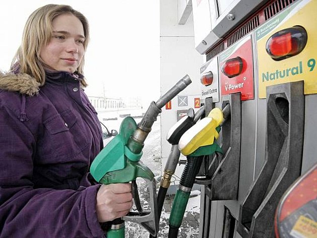 Benzin a nafta zdražily za týden o 40 haléřů na litr