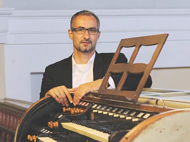 VLASTIMIL KOVÁŘ, všestranný hudebník, ředitel Základní umělecké školy F. A. Šporka v Jaroměři a chrámový varhaník v Josefově.