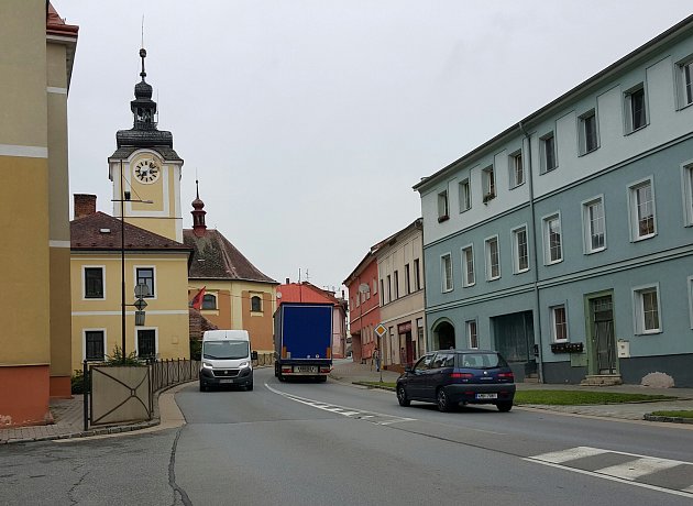 Denně projedou centrem Březové nad Svitavou, ale i dalšími městy a obcemi na trase třiačtyřicítky ze Svitav do Brna, tisíce aut.