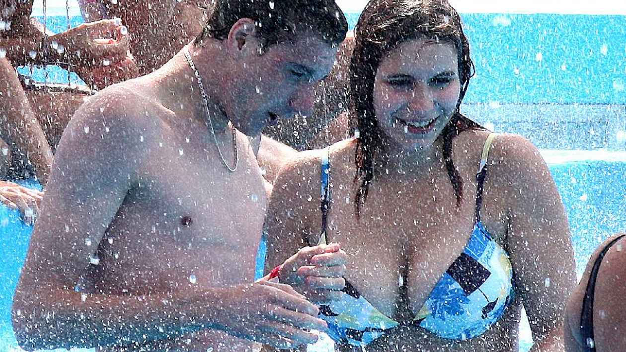 Sex with twins in the pool