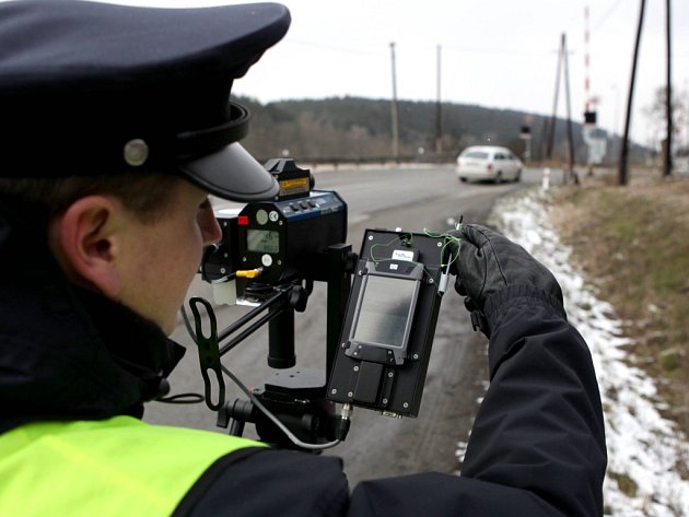 Kuriózní nehoda. Na kolejích se srazila dvě osobní auta