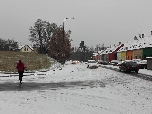 Na Vysočině připadl sníh a fouká, dopravu ztěžují sněhové jazyky