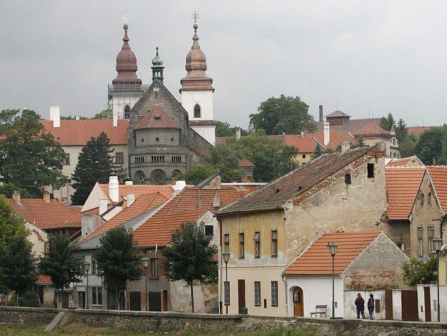 Zbouraný most turisty neodradil. K synagoze jich přichází více