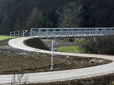 Cyklistický most stále končí v poli. Výstavbu blokují spory s majiteli pozemků