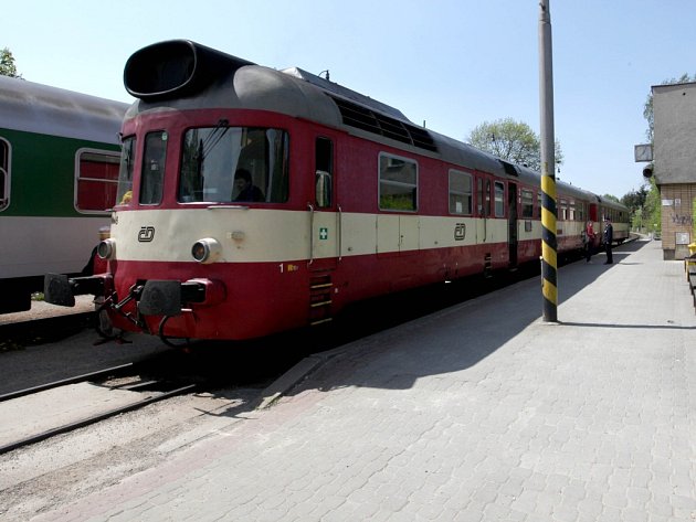 Osobní vlak ráno na Třebíčsku usmrtil muže, provoz je přerušen