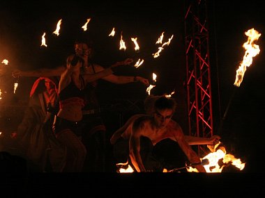 OBRAZEM: Flaming Nights ukázal žonglérskou špičku