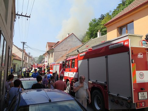 VIDEO: V Třebíči hořel dům. Zasahovalo tam sedm hasičských jednotek