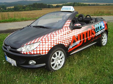 Třebíčští žáci autoškoly se učí řídit ve vozidle bez střechy