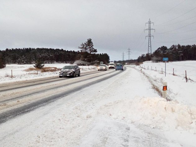 Sníh a vítr komplikují dopravu na silnicích
