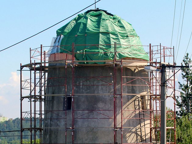 Větrný mlýn dostává novou šindelovou střechu, dovnitř zatékalo