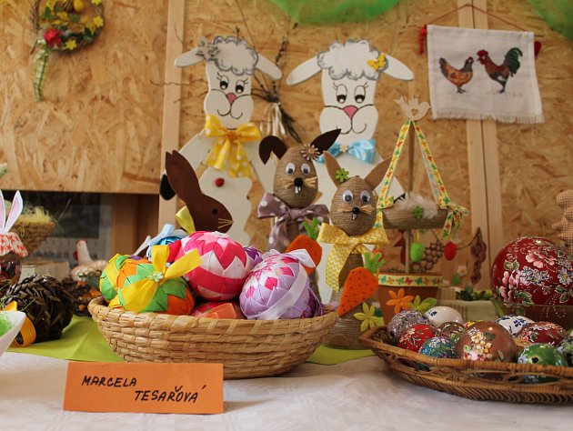 Začala velikonoční výstava v Lesonicích s pštrosím vejcem a voskovými zajíčky