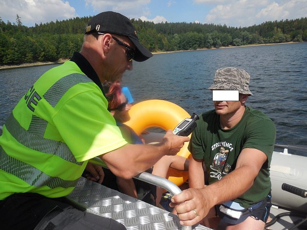 Na Dalešické přehradě se potopil člun, policie slibuje ostřejší dohled